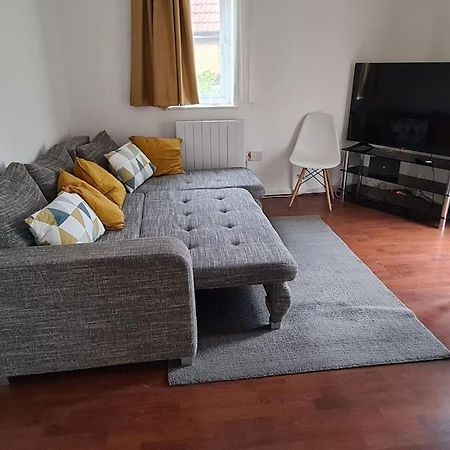 Private 2 Bed Flat Close To Excel & City Airport London Bagian luar foto