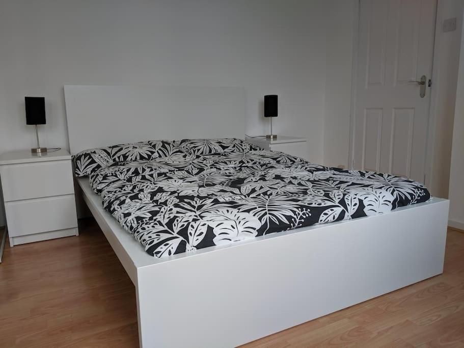 Private 2 Bed Flat Close To Excel & City Airport London Bagian luar foto