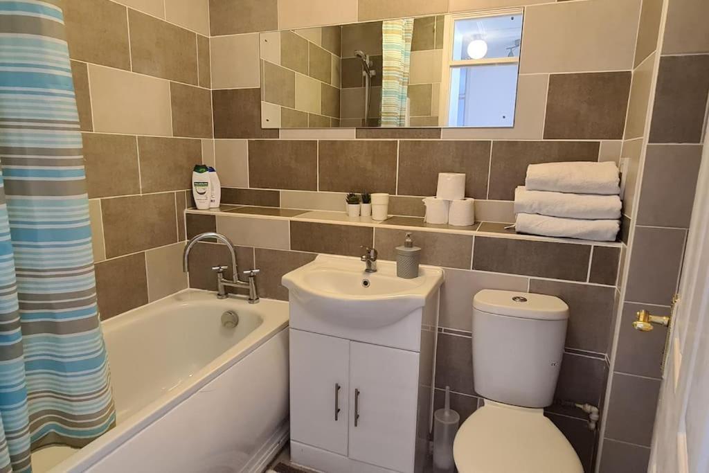 Private 2 Bed Flat Close To Excel & City Airport London Bagian luar foto